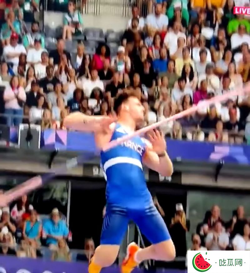 Anthony Ammirati连人带杆一并落下。