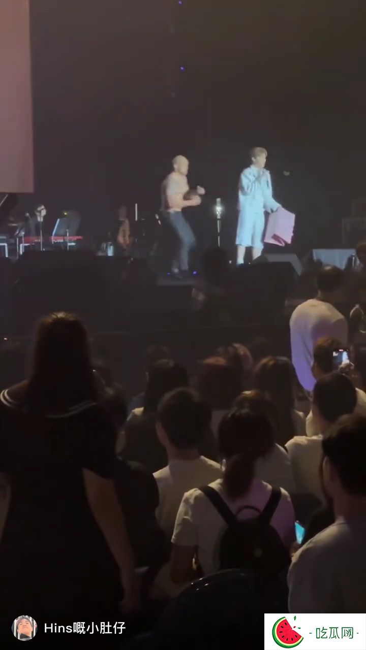 据张敬轩的歌迷纪录现场情况，演唱期间，被光头半裸外籍男从后偷袭!