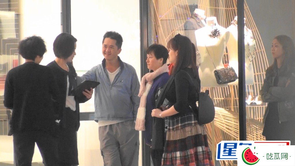 邓兆尊2017年被拍到带二奶樱桃(chery)车厘子(右二)、三奶骨妹(右三)和四奶(年约40岁中女，后戴橙围巾被遮掩者)到铜锣湾时代广场逛名店。