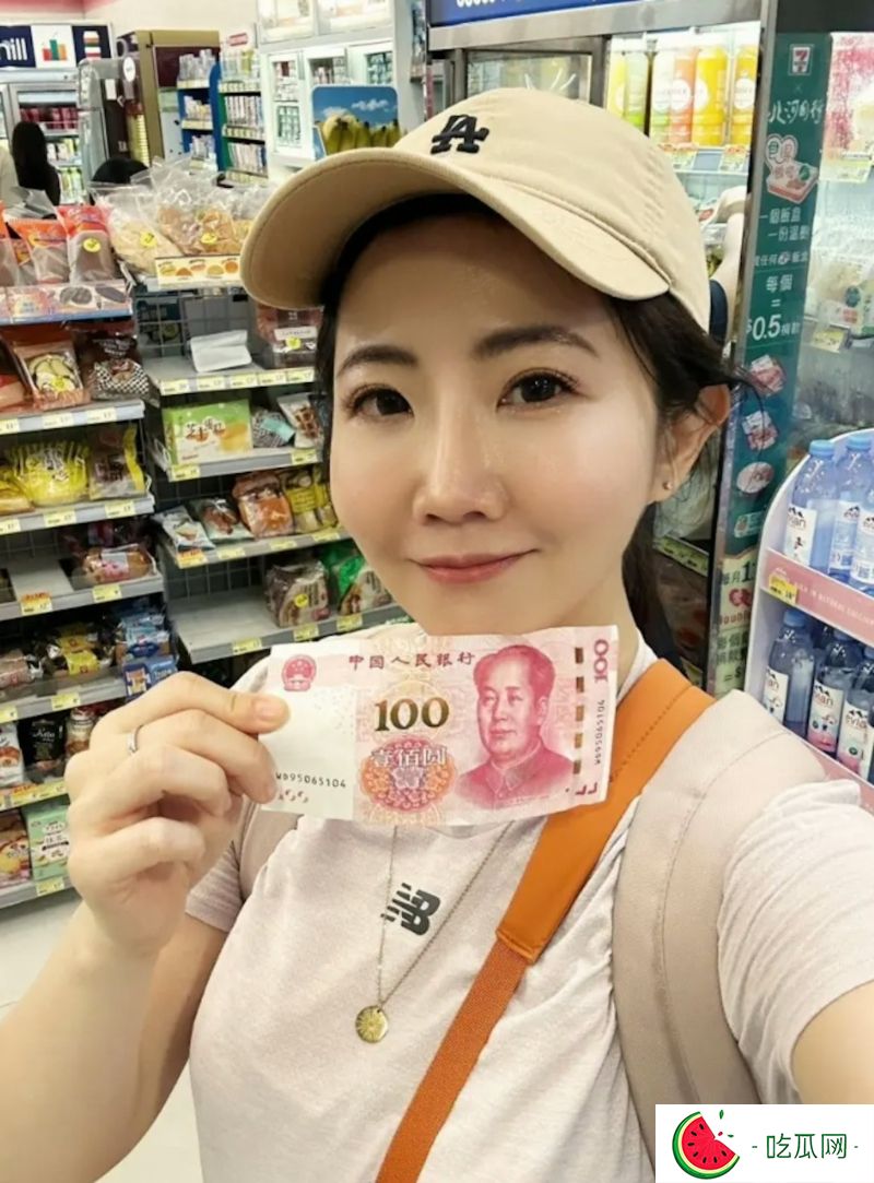 谢忻上周五(5日)在b发文指在港于便利店购买樽装水，询问店员可否以人民币付款，遭身后一名男顾客大闹“呸你!」事件引起港台网民热议。
