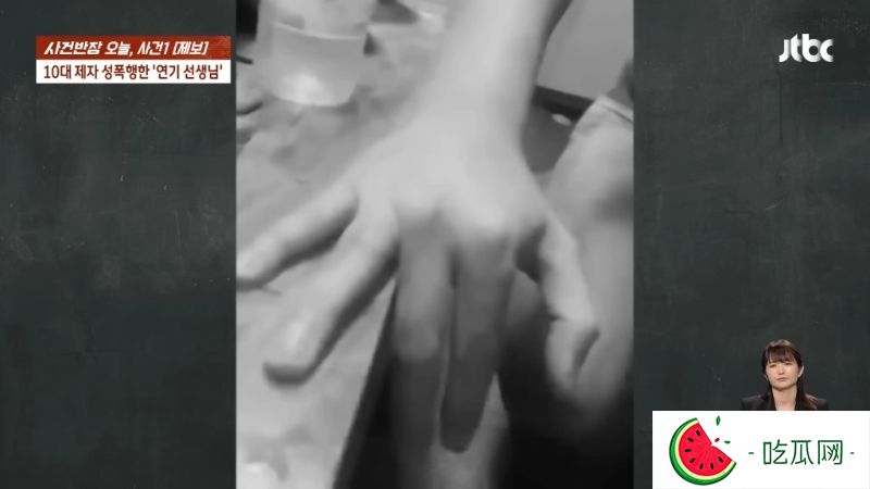 男演员穿着内裤下跪。