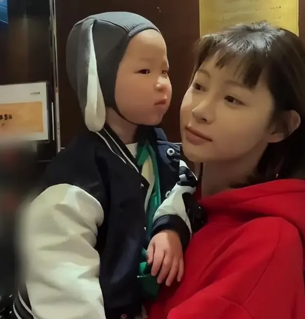 痞幼带小男孩去淄博烧烤，并不是亲儿子 素颜近照遭吐槽