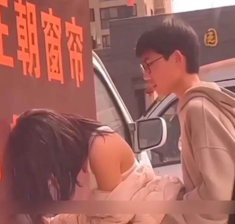 温州永豪锦园16秒视频，永兴中学情侣在小区门口做运动