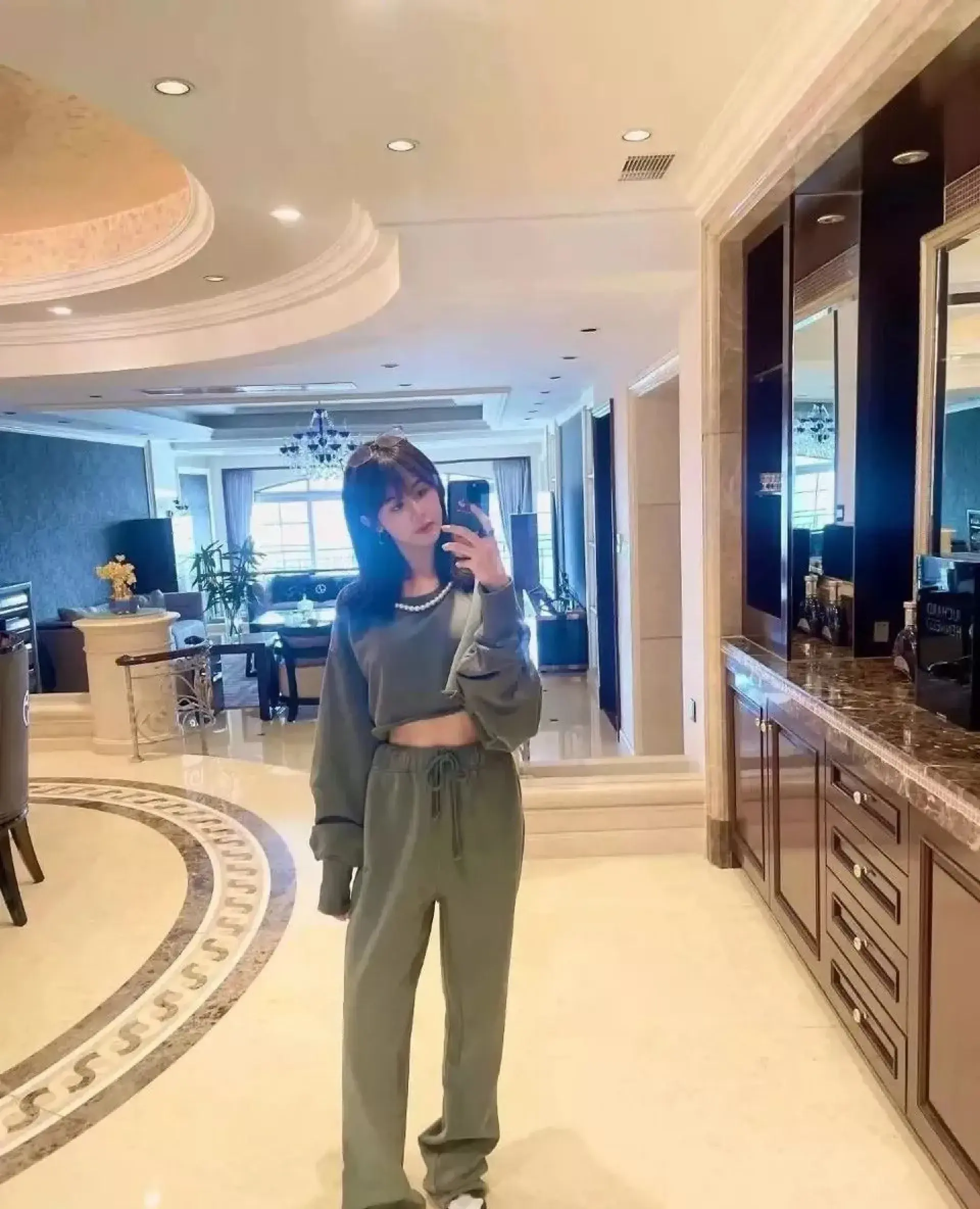 斗鱼网红蔡娜姐姐事故视频！洗澡全过程被电视反光直播