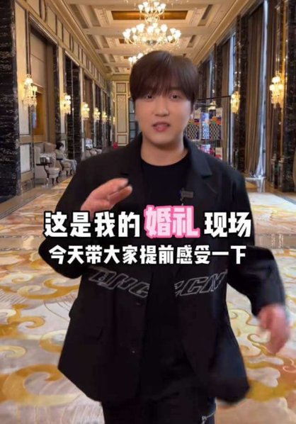 网红白冰婚礼现场曝光！泳池上举办西式婚礼，酒席一桌近万元