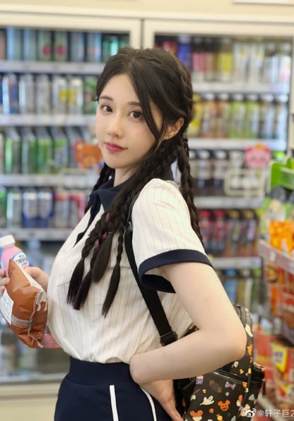 主播轩子巨二兔个人资料曝光，懂得抓住看点的妹子