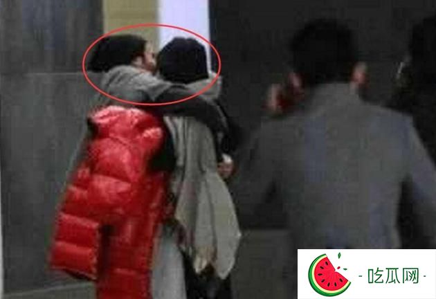 情不自禁？疑似杨幂刘恺威当街热吻被拍