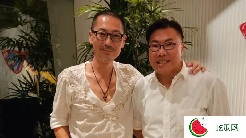 胡慧冲与邓浩光合照。