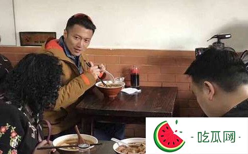 谢霆锋北新桥吃卤煮和阿姨微笑热聊 没带王菲