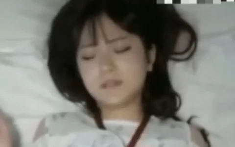 小鱼海棠被人睡的视频是真的吗，小鱼海棠32秒打扑克是什么瓜
