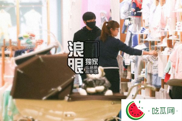 陈思诚低调现身婴幼儿用品店 衣着随意认真挑玩具