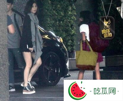 贾静雯热裤秀性感美腿 接梧桐妹一同回家
