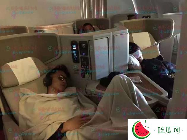 网曝王菲谢霆锋机舱照 疑似一起出国旅行