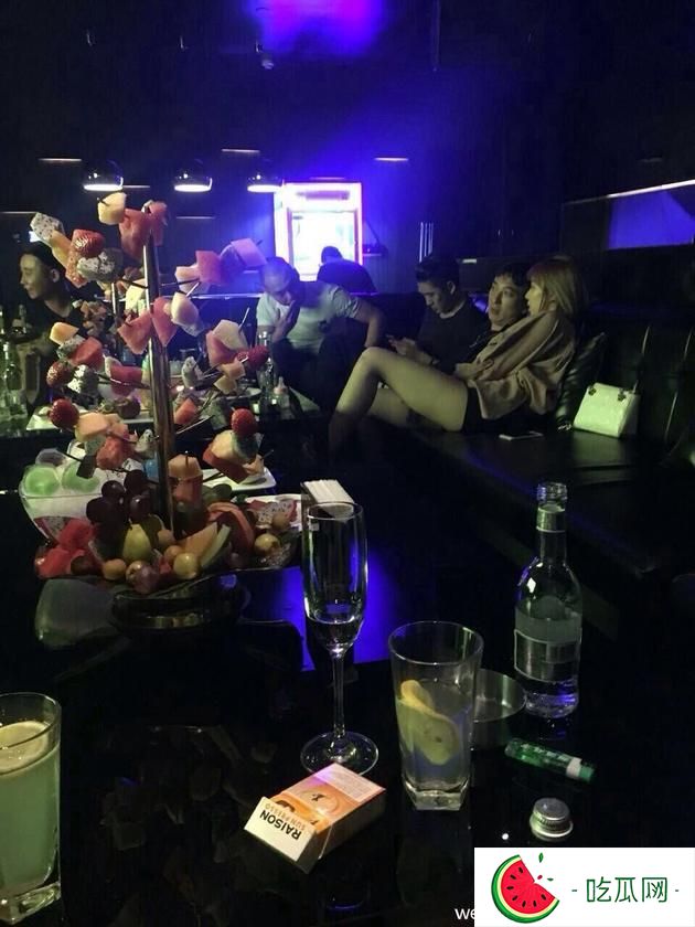 王思聪泡吧美女性感坐陪 豪华果盘长成树