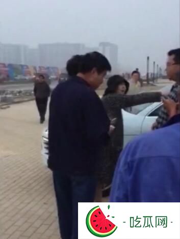 疑樊少皇夫妇与人当街争执 被骂刁民泼妇