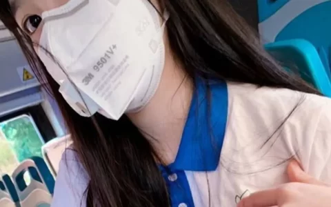 推特网红木木凉子坐公交后排吃视频完整版，讲的什么故事内容
