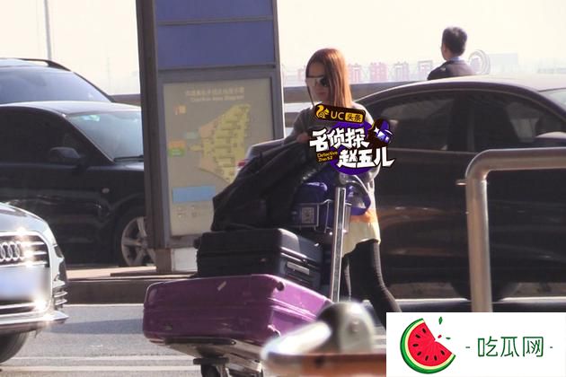 阿娇机场look小粗腿美中不足 自推行李手机玩不停