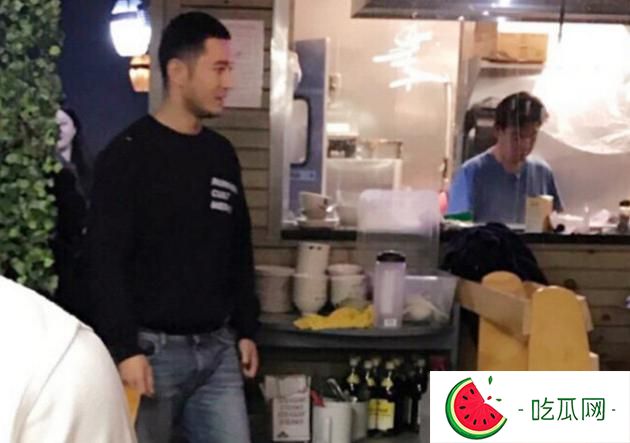 黄晓明夫妇低调现身小吃店 Baby素颜甜美