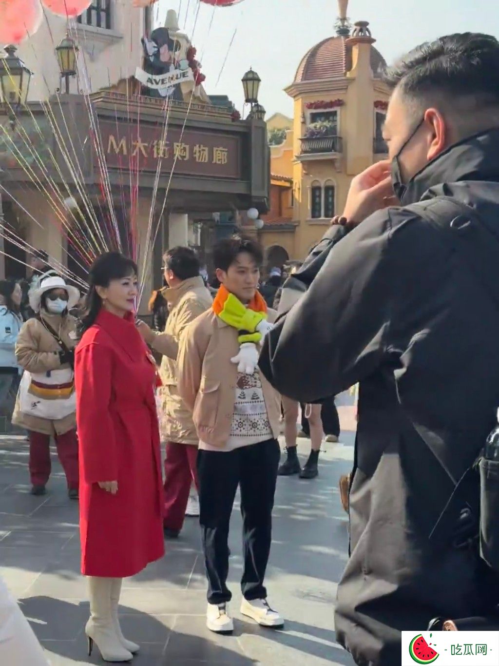 有网民早前在上海迪斯尼捕获赵雅芝与黄恺杰。