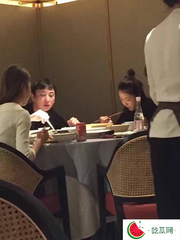 “后宫”一片和谐！王思聪进餐美女环绕