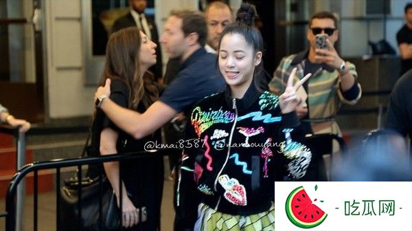 欧阳娜娜时尚亮片装现身纽约引狂拍
