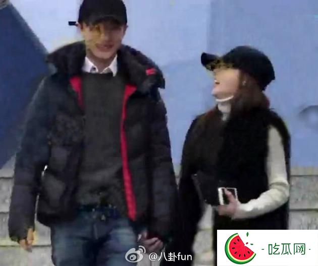 黄轩被曝新恋情 与美女十指紧扣疑似亲吻