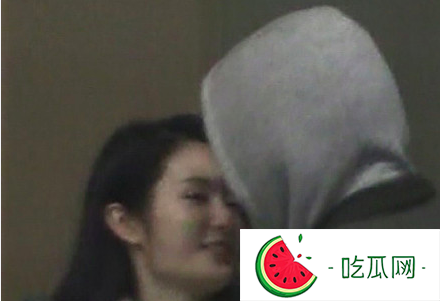 王大陆恋情疑曝光 与白衣女子酒店共度一夜