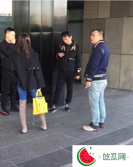 王思聪参加活动忙工作 女宠随行小鸟依人