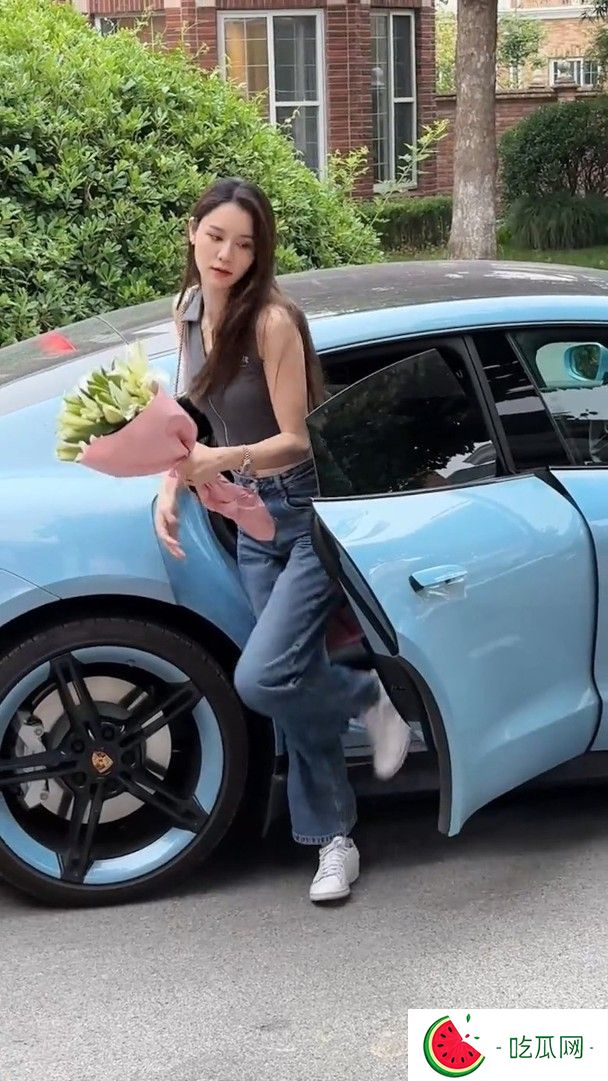 张馨月早前曾大晒一架价值百万保时捷Taycan 4S辣跑。