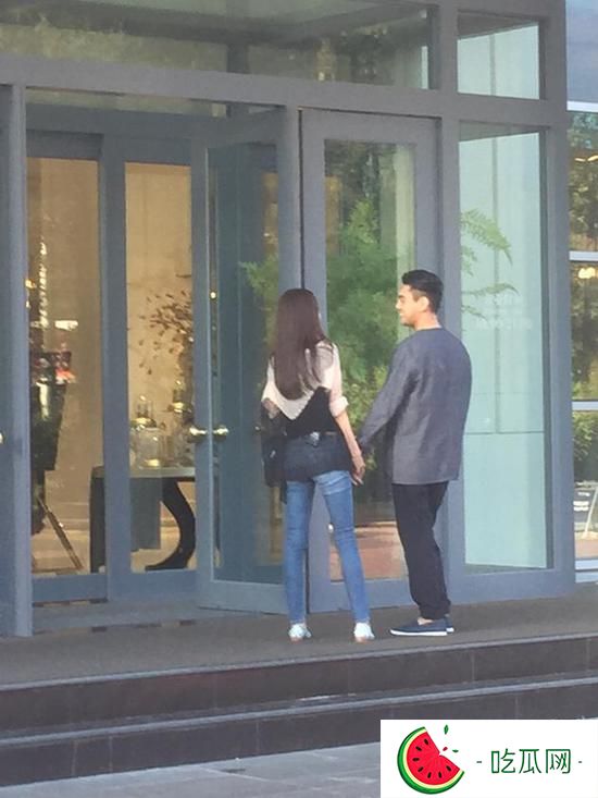 大婚将至！朱孝天夫妇逛家具店准备婚房