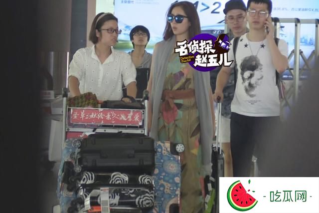 江一燕花裙裹身露香肩 与男助理热聊好亲切