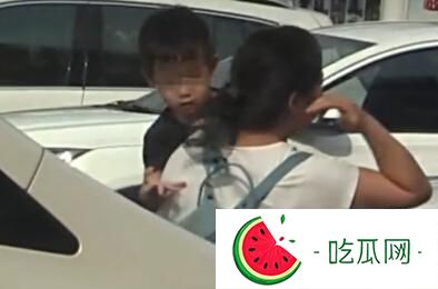 韩寒二胎儿子疑曝光 妻子小腹微凸怀三胎？