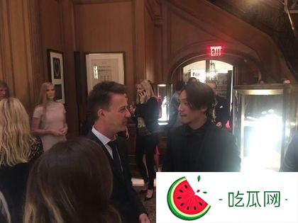 张震巧遇爱德华·诺顿 男神对话很文艺