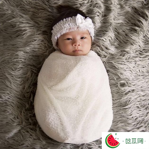 关心妍晒女儿满月照 层层包裹似糯米团子