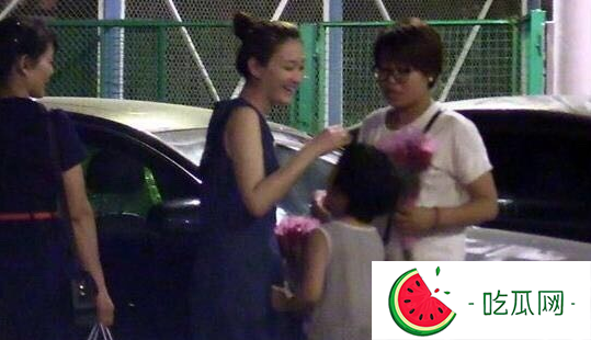 李小冉会友聚餐关爱卖花女童 衣着宽松疑有身孕