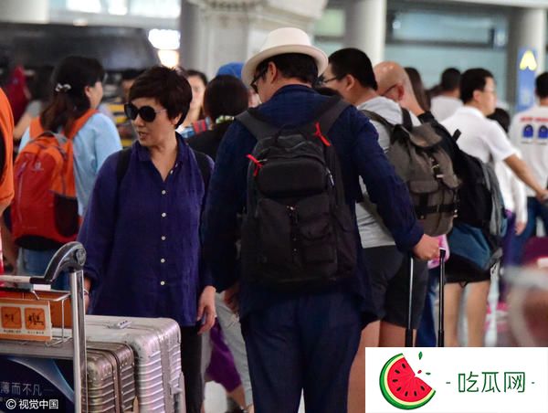 张国立回京狼狈推行李 获妻子邓婕素颜接驾