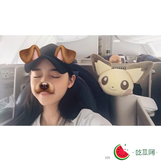 欧阳娜娜候机卖萌自拍 光头路人实力抢镜