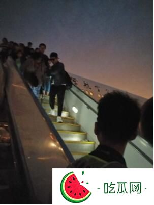 为教主点赞！黄晓明热心搀扶老人下飞机