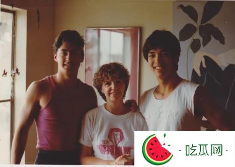 王敏德60岁生日，子女上载很多爸爸年轻时的照片。