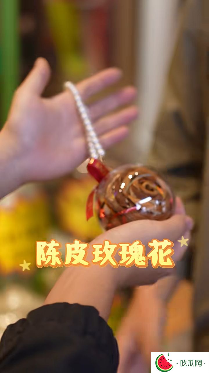 片尾二人来到陈皮店，该名网民说：“你今天给我送了红木家俬，我现在就给你送这个陈皮玫瑰花”。
