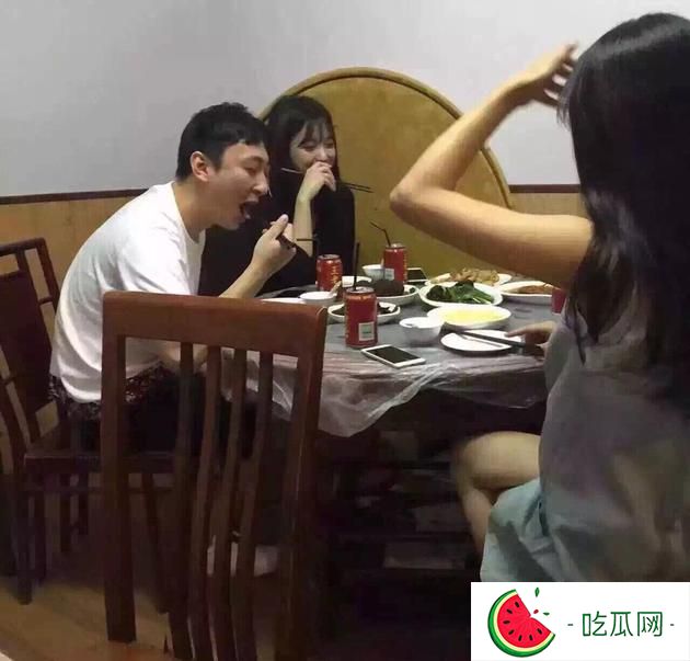 换了女伴？网友偶遇王思聪与美女聚餐
