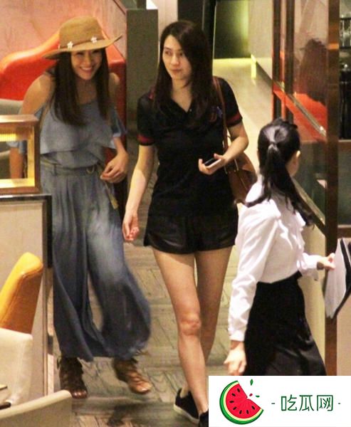 45岁人妻洪欣素颜逛街 穿热裤秀白嫩美腿