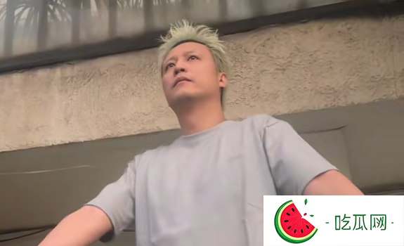 曾拍三级片男星去年认爱选美佳丽发展父女恋，突移居广州现颓样狂呻寂寞