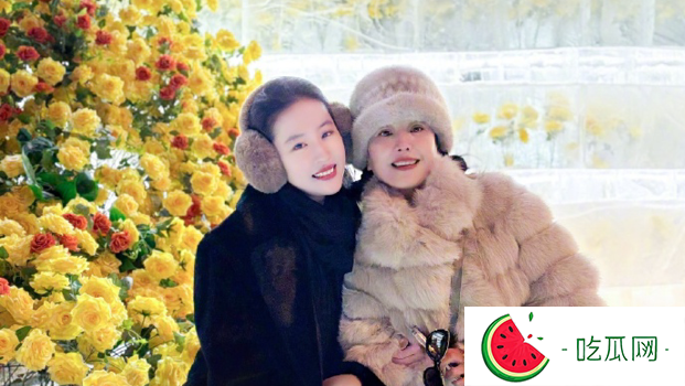 刘亦菲与妈妈赴哈尔滨看“冰封黄玫瑰”，冻龄美貌被赞犹如姊妹