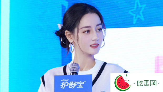 迪丽热巴低调看展被偶遇，“顶级美貌”惊艳路人回头率超高
