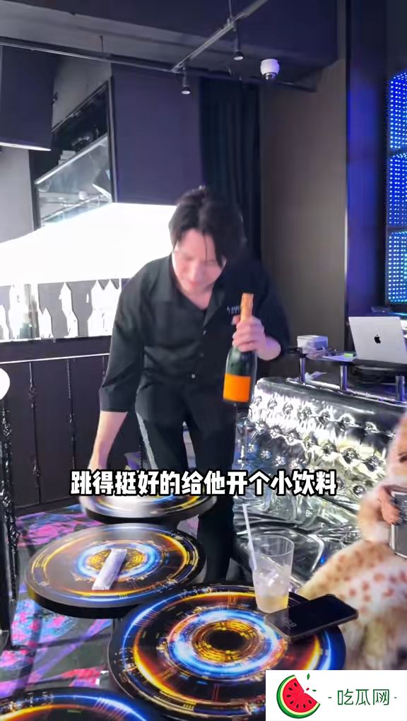 过程中田口淳之介更不忘问富婆网红要不要开酒。