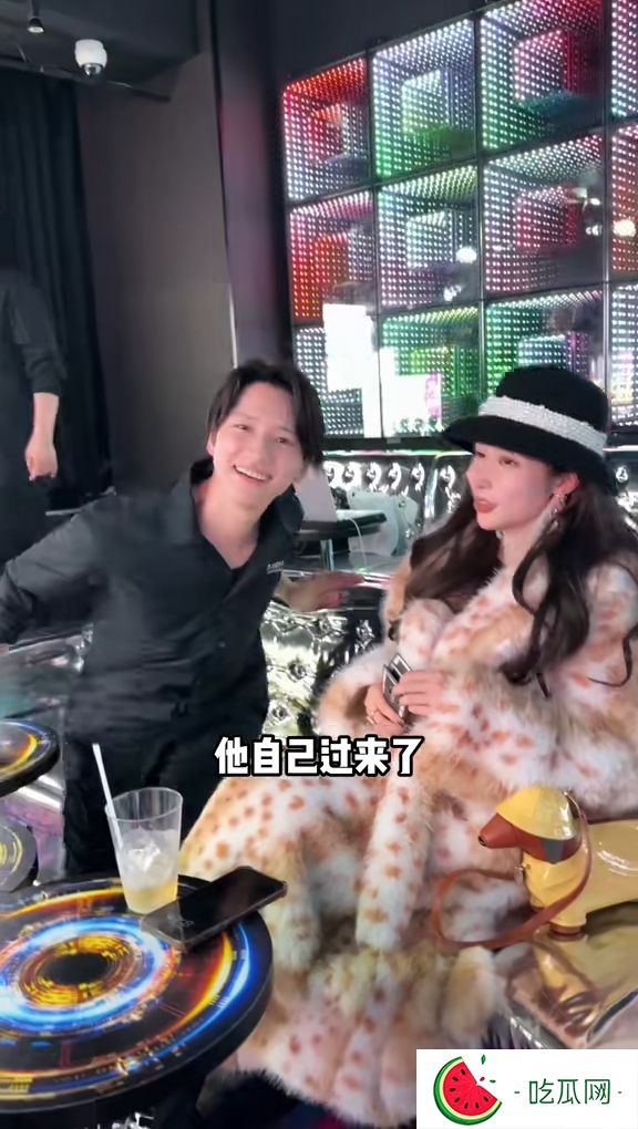 田口淳之介主动到富婆网红的身旁服务。