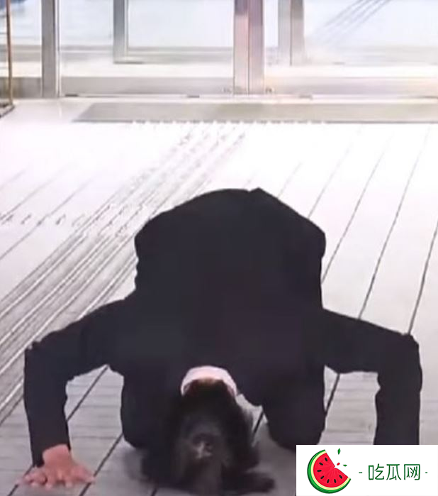 田口淳之介下跪道歉。