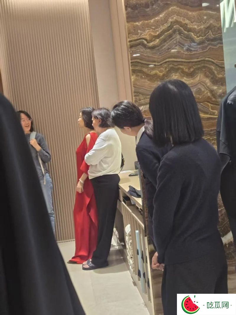 昨日（18日），有网民在小红书上晒出一张在中环巧遇林青霞的照片，当中她身穿红色露膊长款礼裙，整个人看起来仙气飘飘又散发女皇气场，甚有当年饰演「东方不败」的味道。