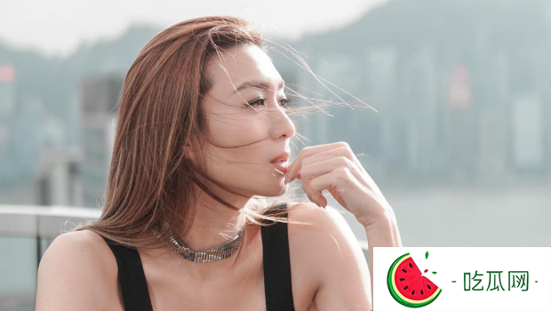 女主持人翘脚露神秘三角，不慎走光，被爆是44岁人妻姚嘉妮
